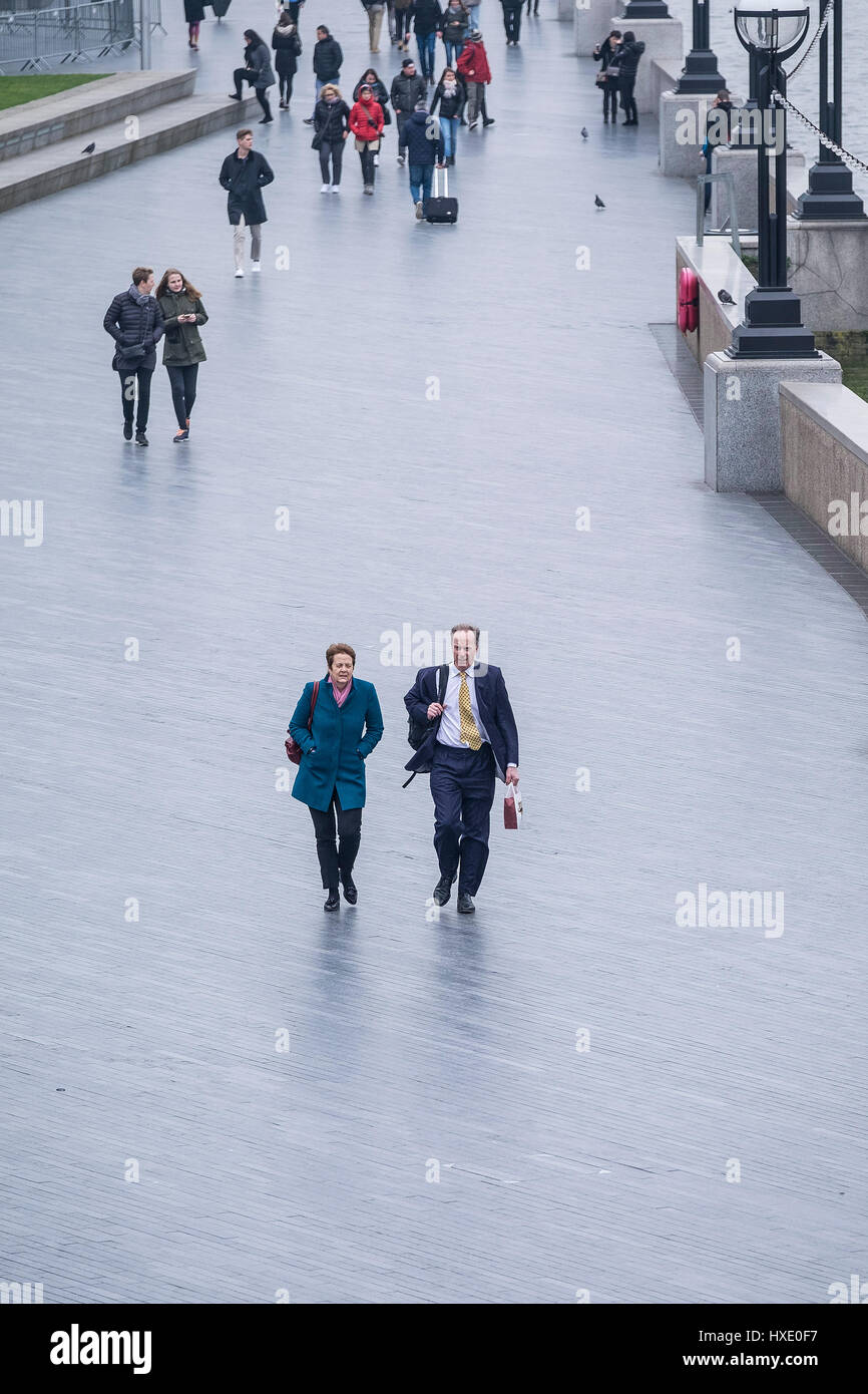 La gente che camminava Southbank South Bank di Londra Queens a piedi Foto Stock