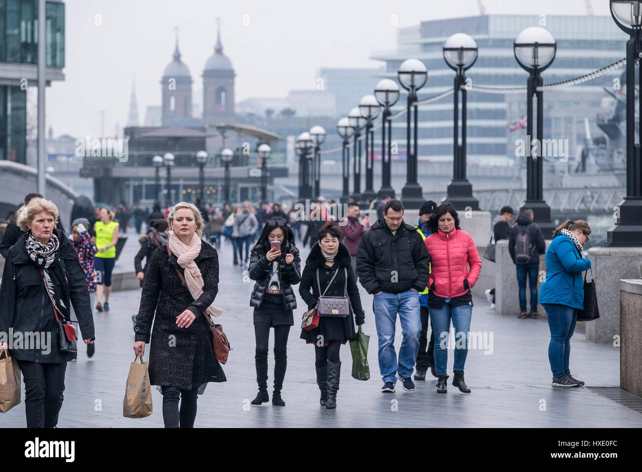 La gente che camminava Southbank South Bank di Londra turisti visitatori regine del turismo a piedi Foto Stock