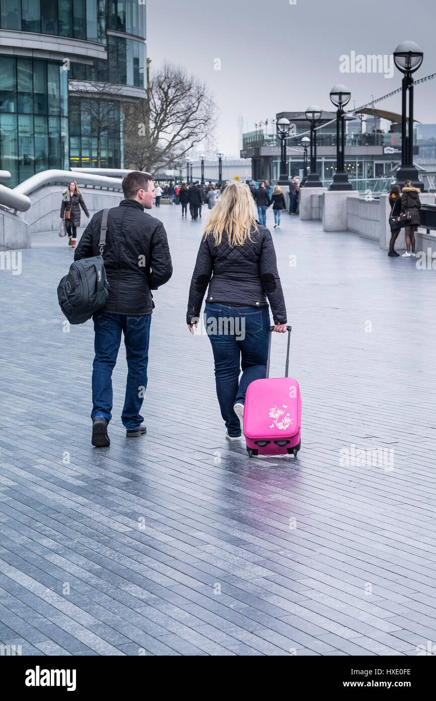 Queens a piedi London Southbank South Bank giovane gente camminare valigia turisti Turismo Foto Stock