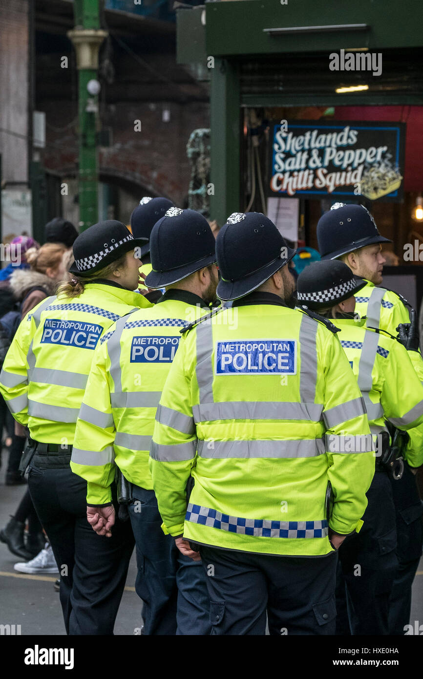 Gli ufficiali di polizia metropolitana di poliziotti del gruppo interno di sicurezza Borough Market di Londra Foto Stock