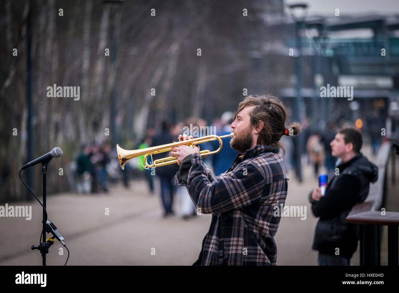 Busker musicista intrattenitore di strada attore prestazioni tromba trombettista strumento di riproduzione di Londra Foto Stock