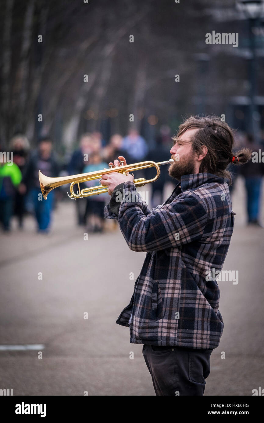 Busker musicista intrattenitore di strada attore prestazioni tromba trombettista strumento di riproduzione di Londra Foto Stock