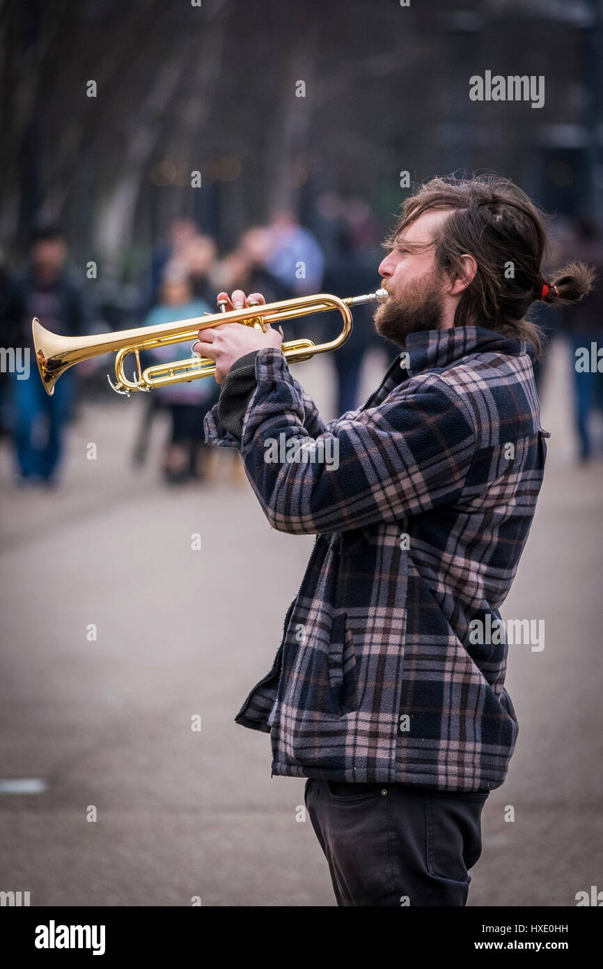 Busker musicista intrattenitore di strada attore prestazioni tromba trombettista strumento di riproduzione di Londra Foto Stock