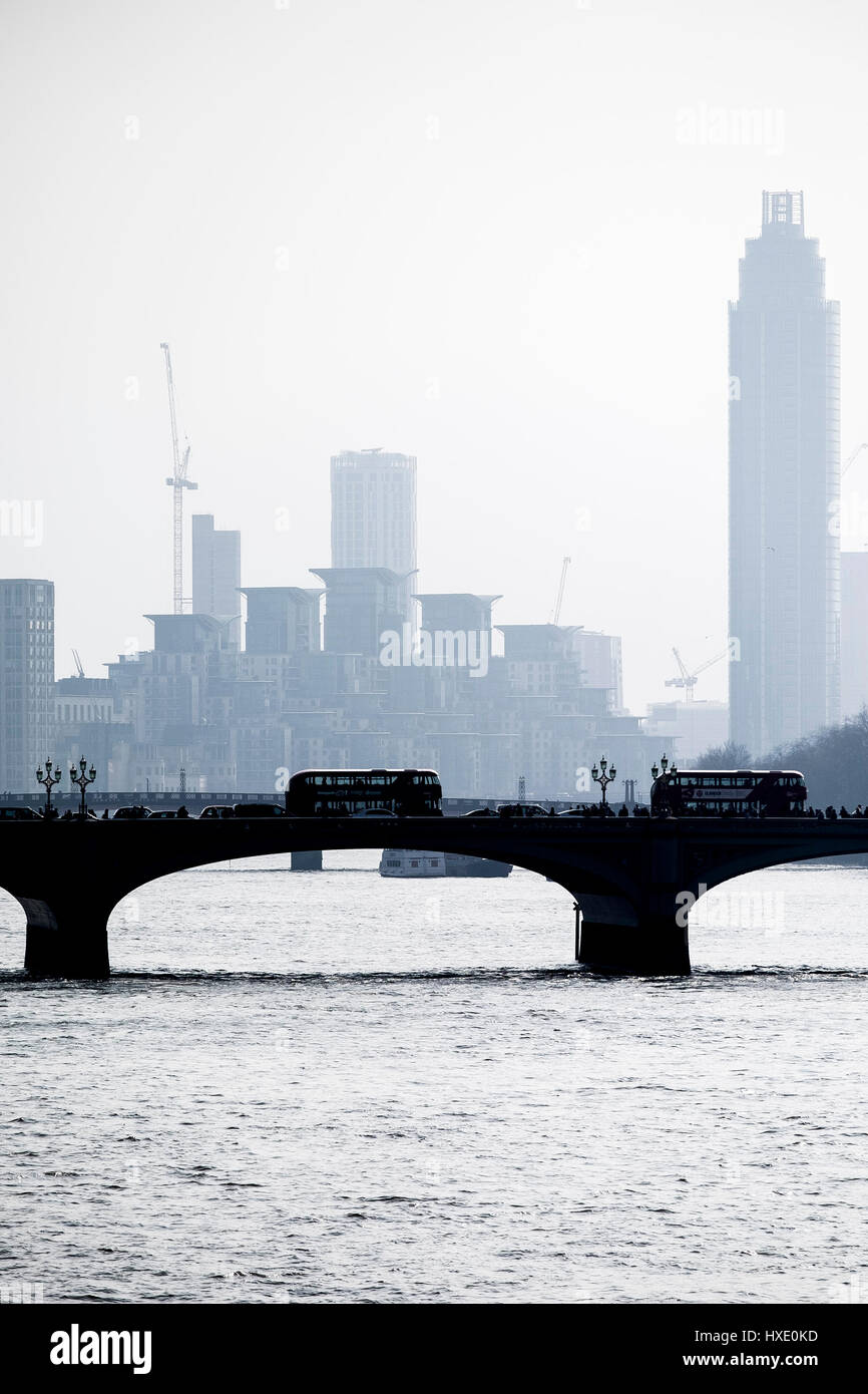 Westminster Bridge silhouette skyline di Londra tamigi attraversando opacità torbida Foto Stock