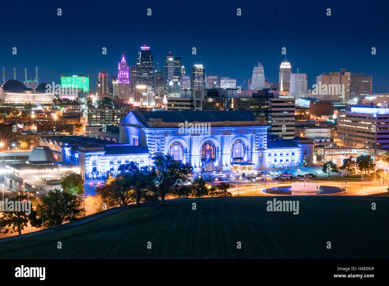 La notte dello skyline della città di Kansas City, Missouri con Union Station in primo piano Foto Stock