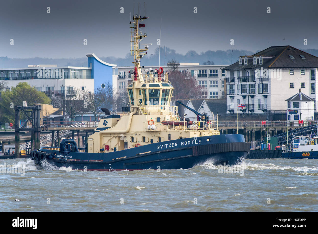 Il rimorchiatore Spitzer Bootle upriver per la cottura a vapore sul Fiume Tamigi nel Regno Unito. Foto Stock