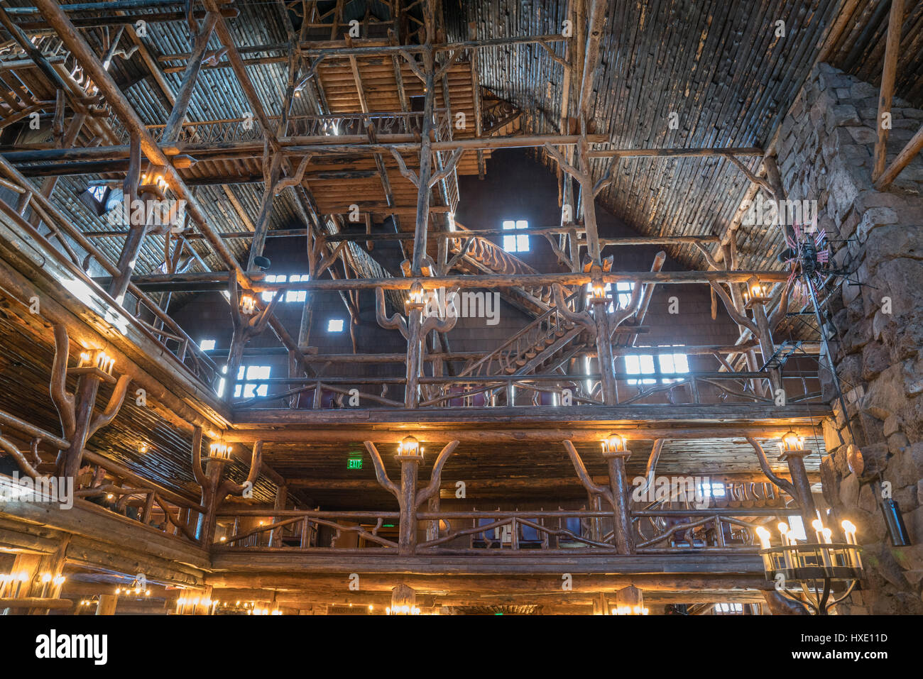 YELLOWSTONE, WY - 27 settembre: la Lobby della storica Old Faithful Inn nel Parco Nazionale di Yellowstone, Wyoming. Foto Stock