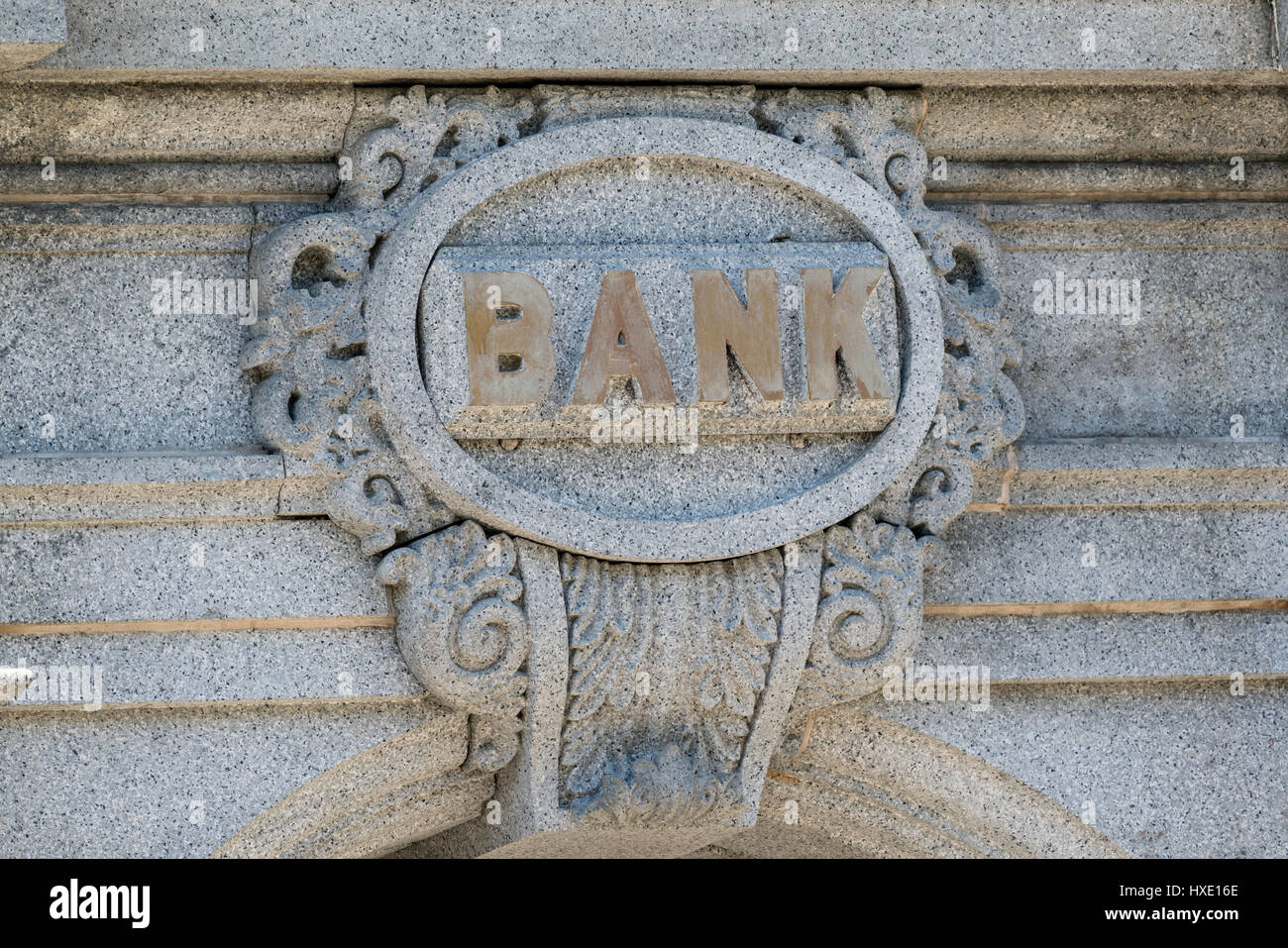 Segno della banca scolpiti in pietra sulla facciata anteriore dell'edificio. Foto Stock