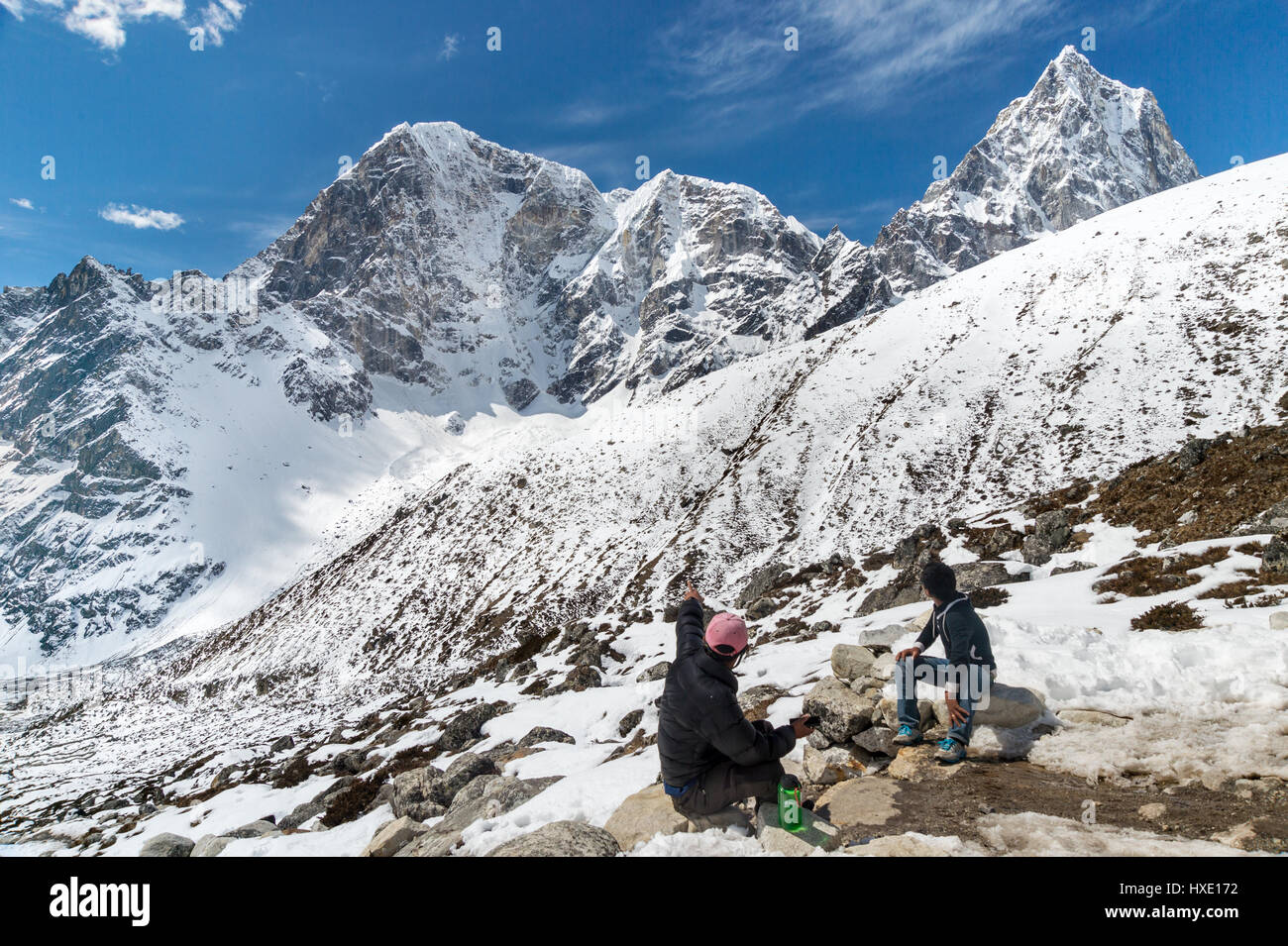 Regione di khumbu, in Nepal - 13 marzo 2015: due sherpa guardando le alte montagne Himalaya regione Foto Stock