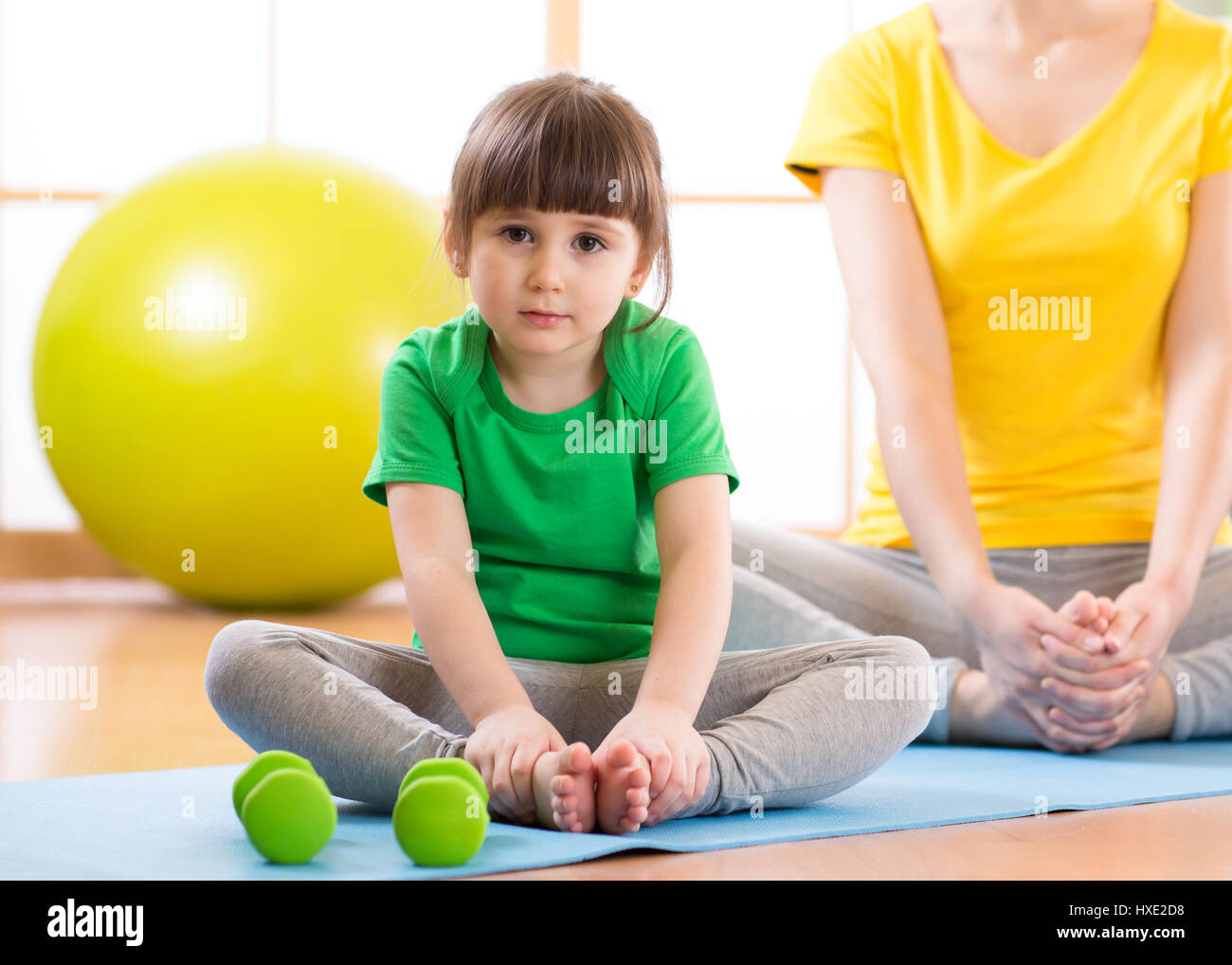 La madre e il bambino trascorrendo il tempo facendo fitness Foto Stock