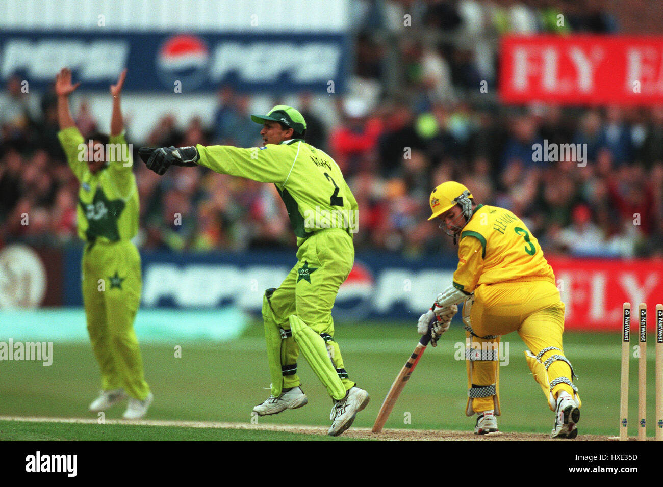 MOIN KHAN appelli di sconcertante AUSTRALIA V PAKISTAN 23 Maggio 1999 Foto Stock