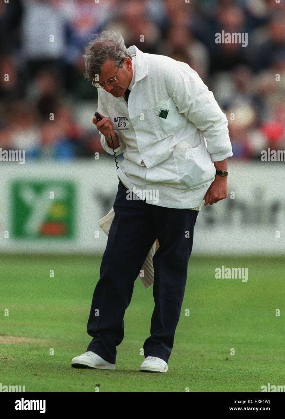 DICKIE BIRD IN CONTATTO CON IL 3RD ARBITRO DA RADIO 25 Giugno 1995 Foto Stock