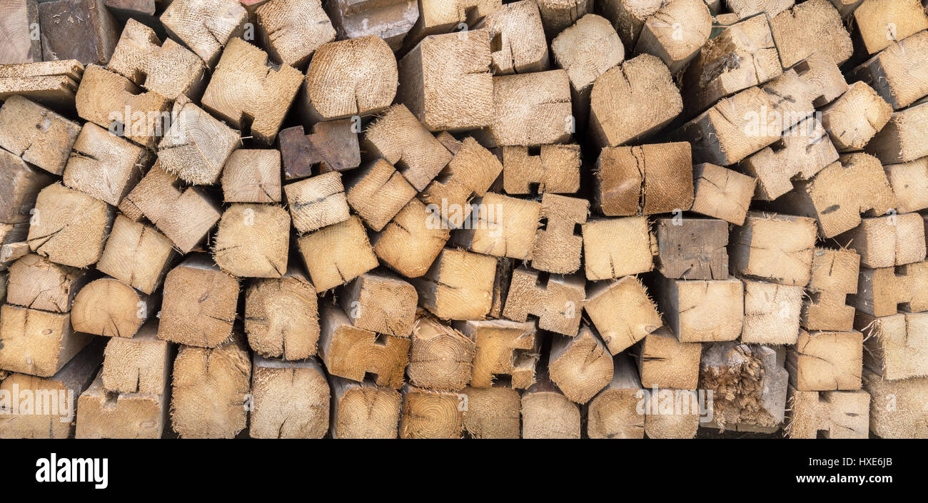 Impilati vecchie travi in legno Foto Stock