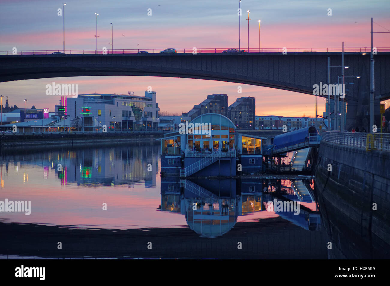 Renfrew Ferry ristorante sotto kingston bridge al tramonto Foto Stock