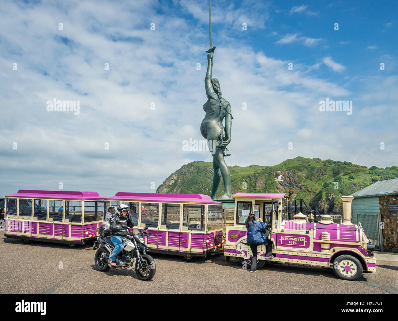 Regno Unito, Sud Ovest Inghilterra, North Devon, Ilfracombe Harbour, bronce statua "Verity' di Damien Hirst, il misuratore 20.25 monumento è un allegoria f Foto Stock