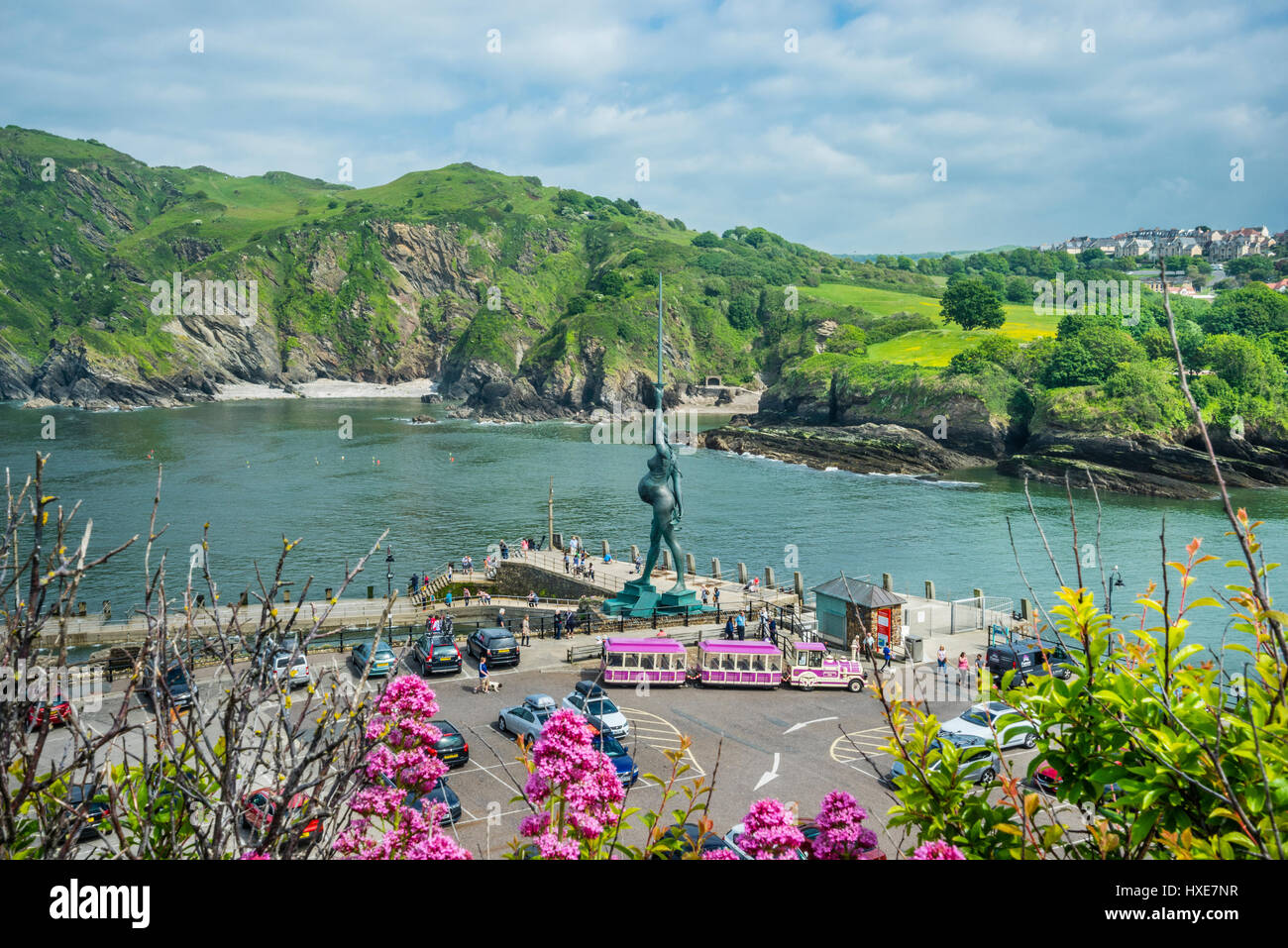 Regno Unito, Sud Ovest Inghilterra, North Devon, Ilfracombe, vista dell'ingresso a Ilfracombe Harbour con l enorme Verity bronce statua Foto Stock