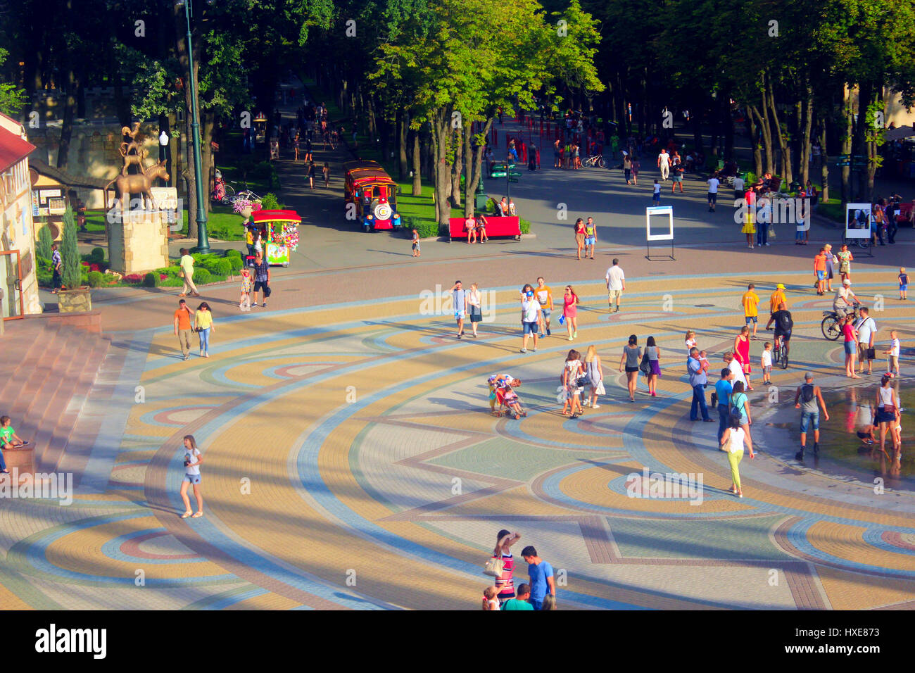 Le persone hanno un periodo di riposo in Gorky Park a Kharkiv in estate. Vista superiore Foto Stock