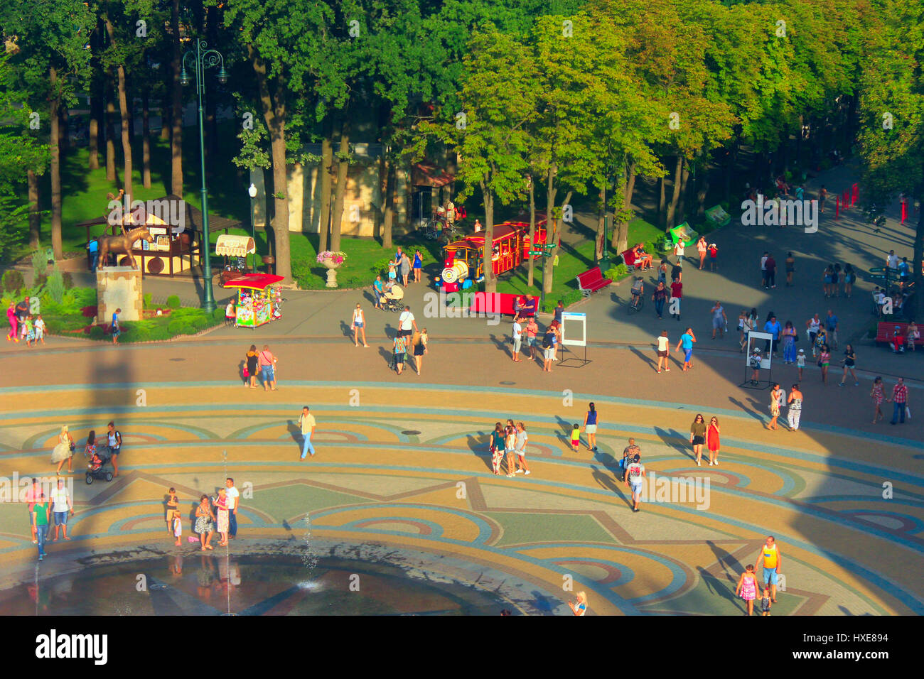 Le persone hanno un periodo di riposo in Gorky Park a Kharkiv in estate. Vista superiore Foto Stock