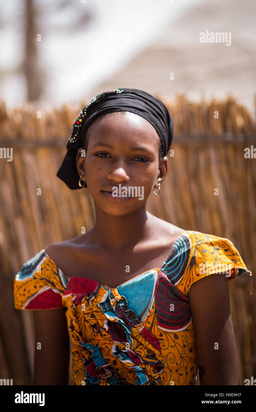 Giovane bellezza da un villaggio fulani in Senegal Foto Stock