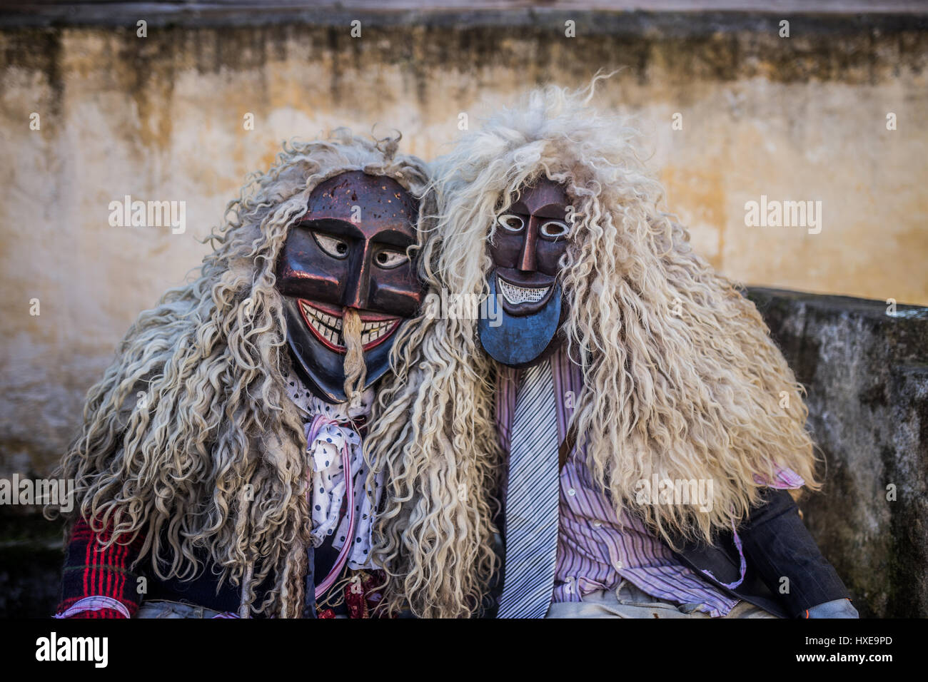 Due 'jankeles' si divertono, indossando il tradizionale "buso' maschere, durante l annuale Buso festeggiamenti in Mohacs, Ungheria Foto Stock