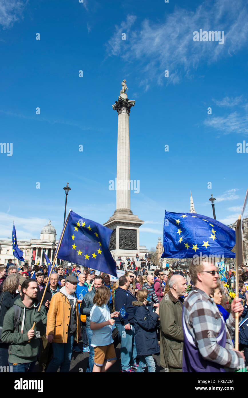 Il "Unite per l'Europa" marzo a sostegno del Regno Unito l'adesione all'Unione europea passa attraverso Trafalgar Square sulla XXV marzo 2017, London, Regno Unito Foto Stock