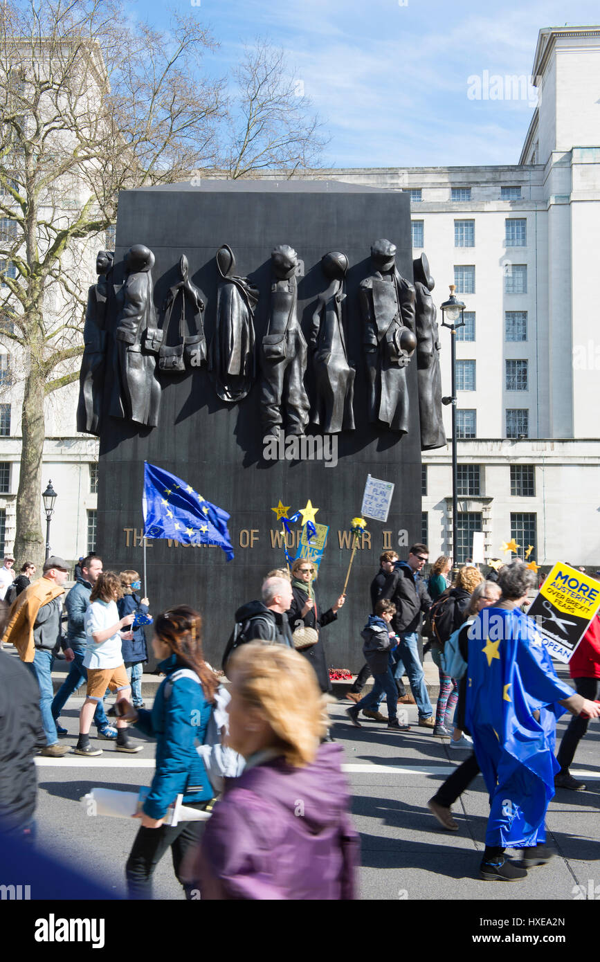 Il "Unite per l'Europa" marzo sul XXV marzo 2017 procede lungo Whitehall passando il monumento alle donne durante la II Guerra Mondiale, London, Regno Unito Foto Stock