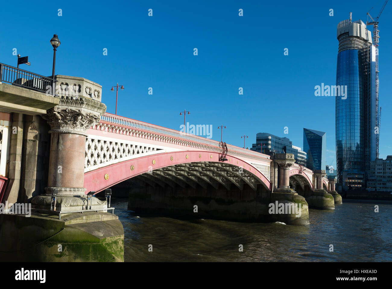Blackfriars Bridge con la 163m 52 piani di una torre Blackfiars durante la costruzione, London, Regno Unito Foto Stock