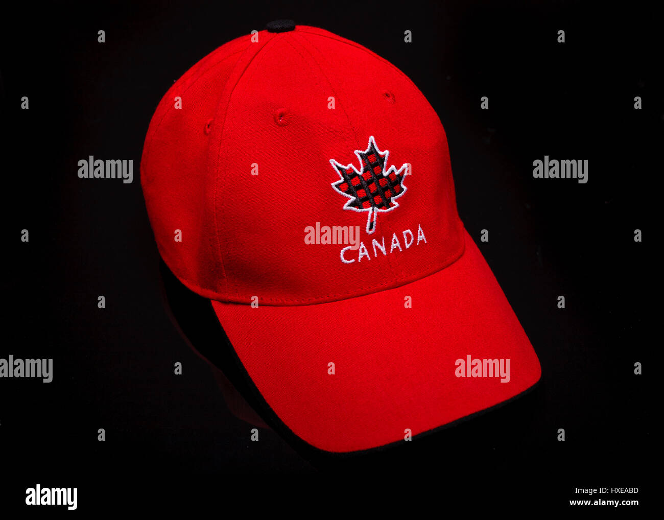 PLEASANT VALLEY, Canada - 10 Marzo 2017: Rosso tappo a sfera adornata con Canadian maple leaf che mostra l'orgoglio nazionale. Foto Stock