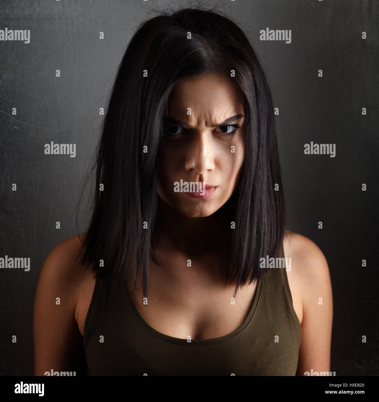 Ritratto di adirato contro il male oscuro donna Foto Stock