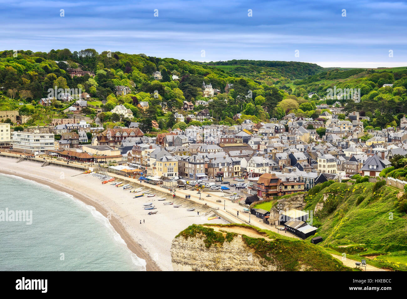 Etretat villaggio e la sua baia spiaggia, vista aerea dalla scogliera. La Normandia, Francia, Europa. Fotografie con lunghi tempi di esposizione Foto Stock