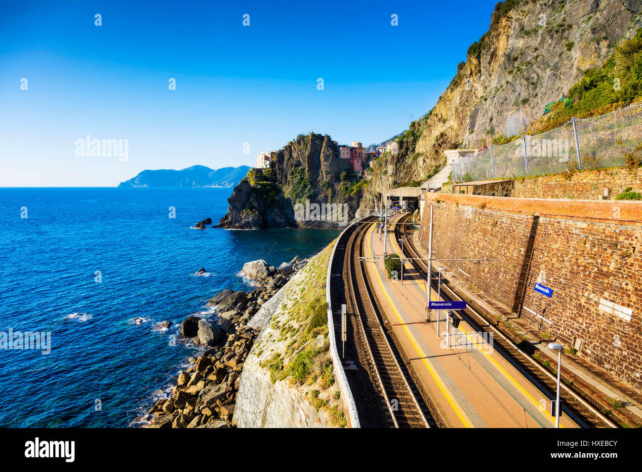 Manarola village, in treno o in stazione ferroviaria rock e mare. Cinque  Terre, il Parco Nazionale delle Cinque Terre Liguria Italia Europa Foto  stock - Alamy