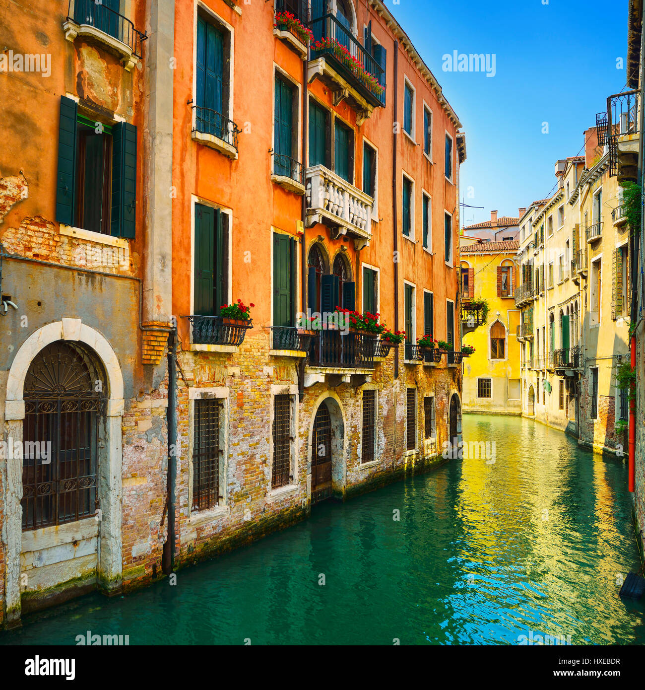 Venezia tramonto cityscape, barche, canale d'acqua e di edifici tradizionali. L'Italia, l'Europa. Foto Stock