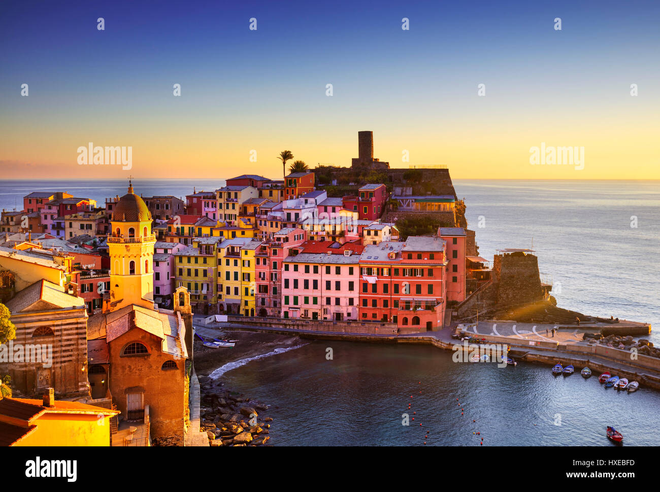 Vernazza village, vista aerea sul tramonto rosso, Seascape in cinque terre, il Parco Nazionale delle Cinque Terre Liguria Italia Europa. Lunga esposizione. Foto Stock