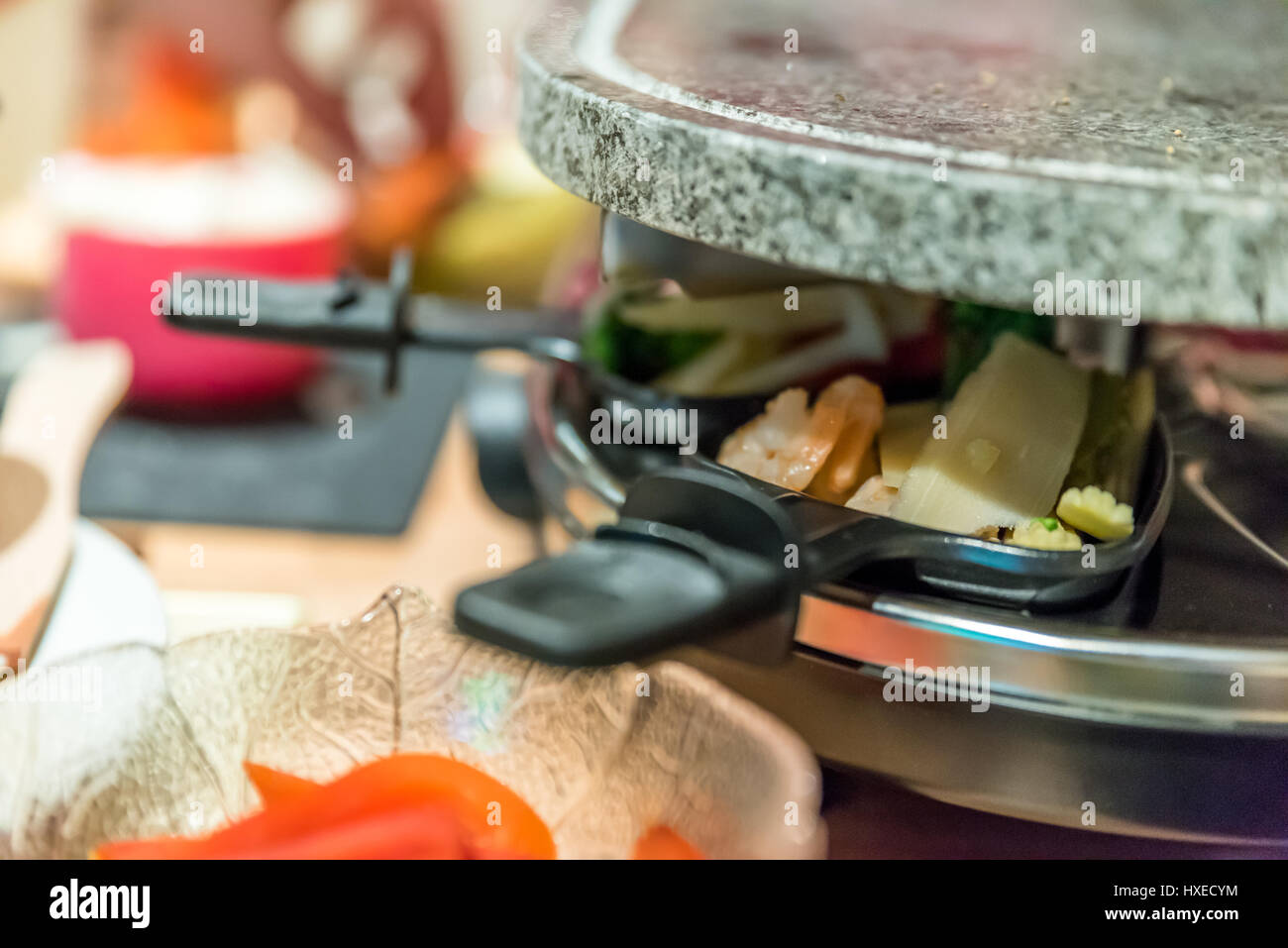 Vista della tavola di famiglia per la cottura sulla Raclette. Foto Stock