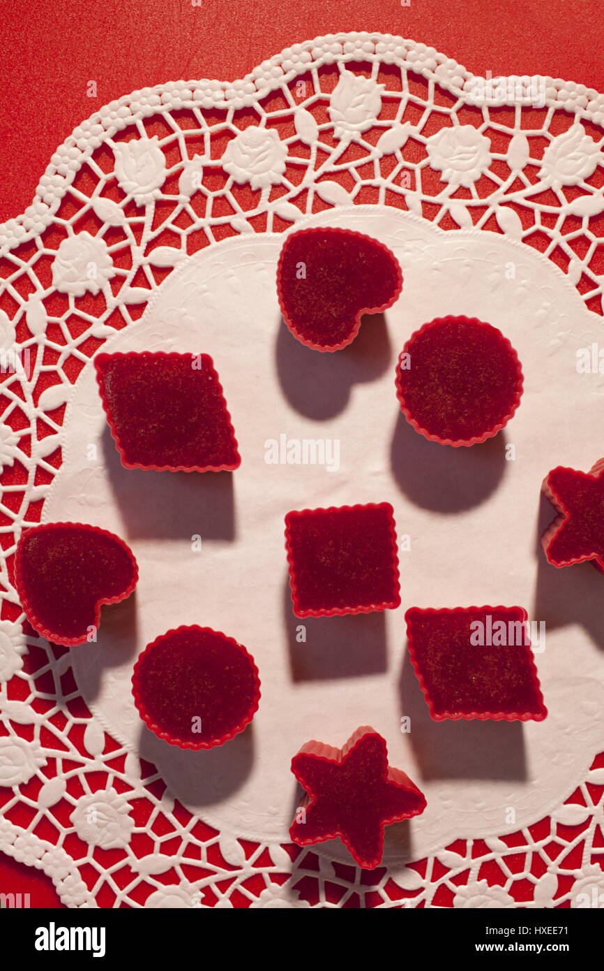 Fatte a mano la marmellata di arance rosse in stampi su un tovagliolo bianco. ombre nette vista aerea Foto Stock