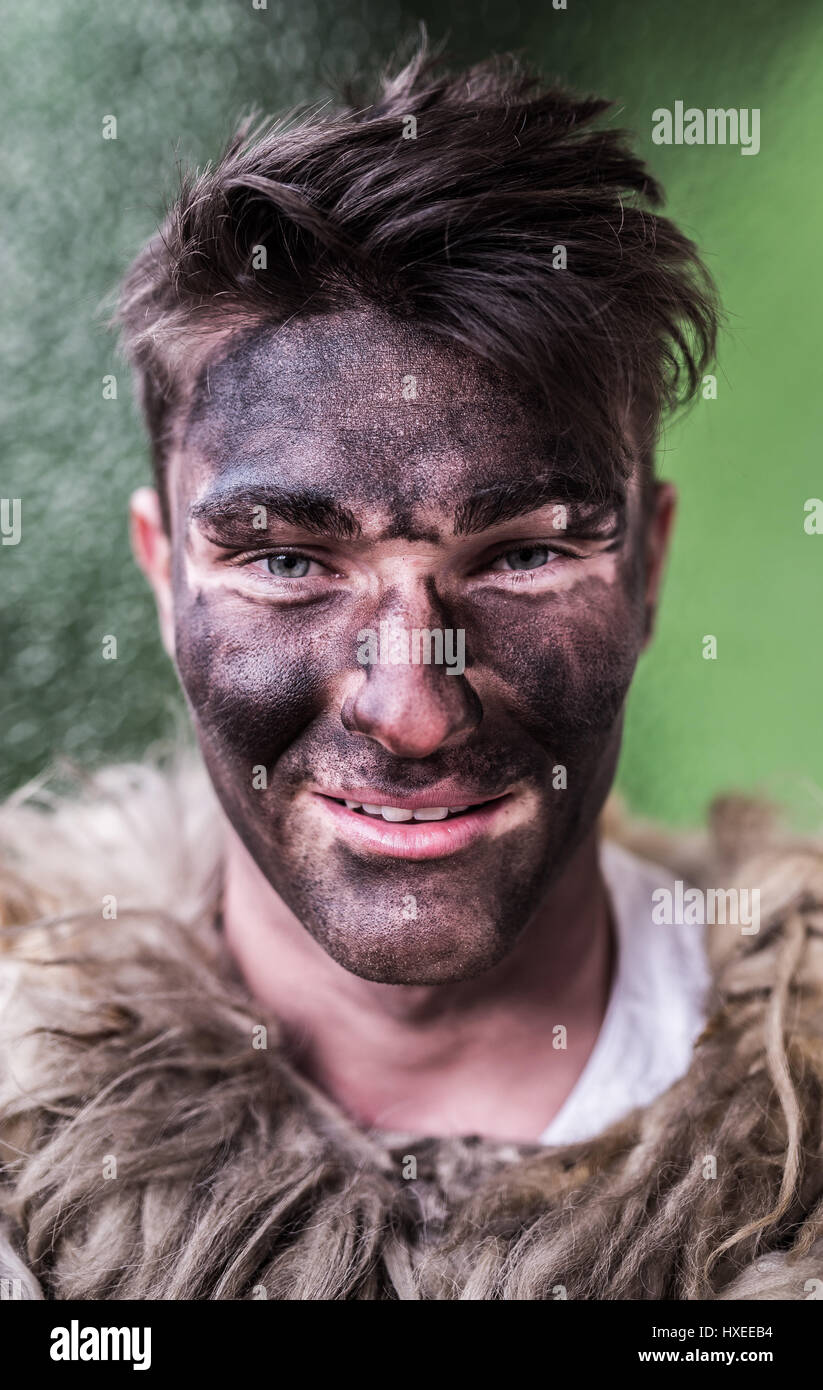 Ritratto di giovane uomo vestito come un buso senza maschera durante l annuale Buso festeggiamenti in Mohacs, Ungheria meridionale Foto Stock