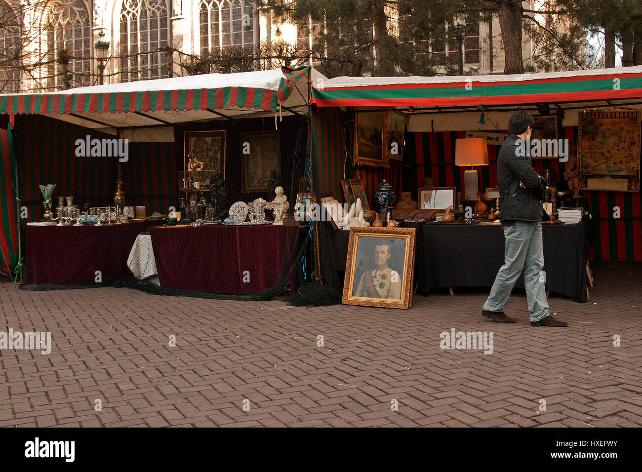 Sabato il mercato delle pulci a Place du jeu de Balle, Bruxelles, Belgio Foto Stock