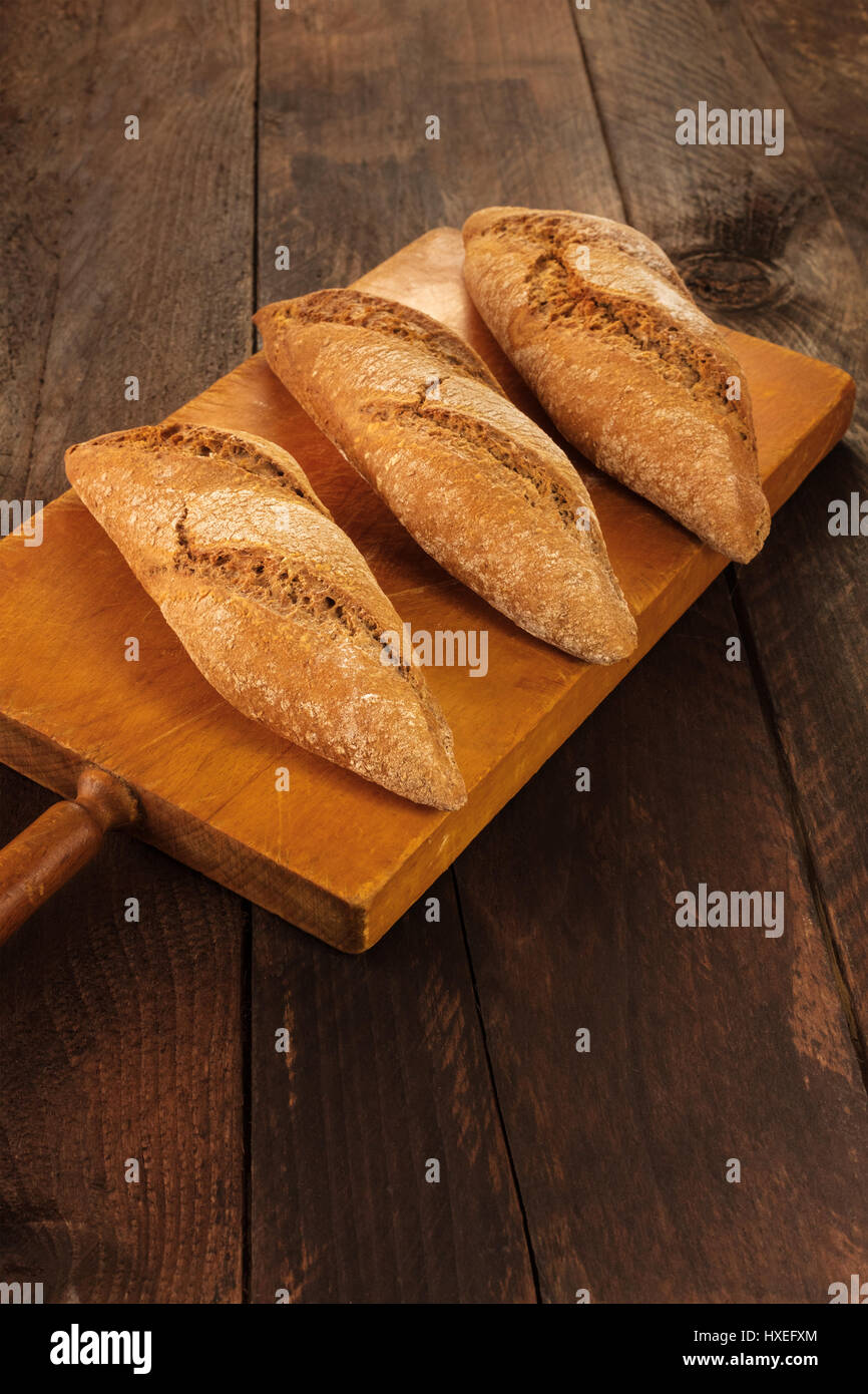 Le pagnotte di pane di segale sulla scheda rustico Foto Stock