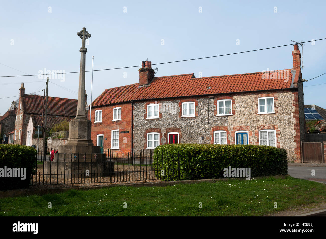 Memoriale di guerra e cottages, Little Walsingham village, Norfolk, Inghilterra, Regno Unito Foto Stock