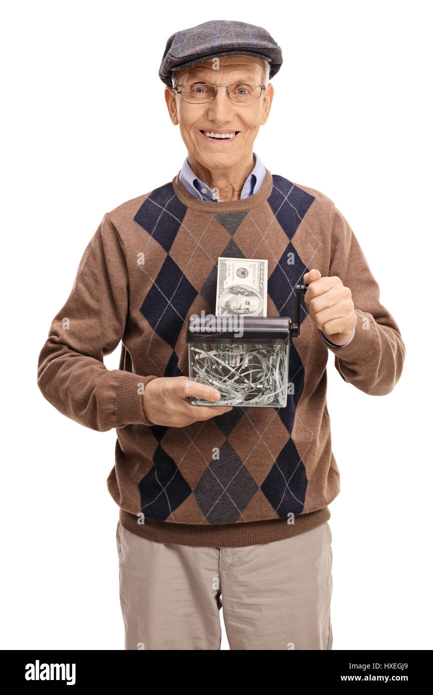 Felice senior distruggendo un dollaro in un foglio di carta trinciatrice isolati su sfondo bianco Foto Stock