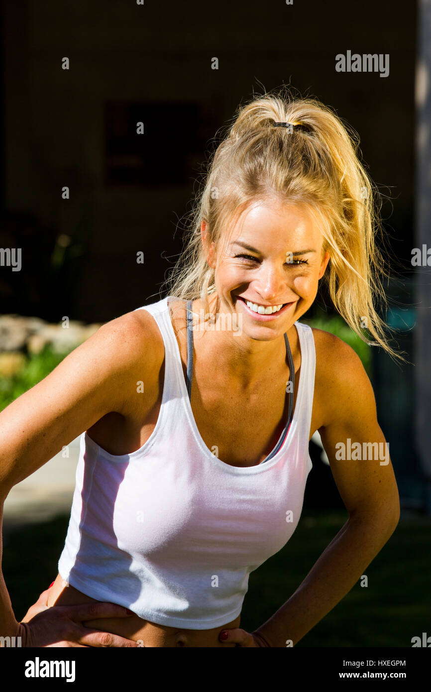 Un modello di risate dopo allenamento in una giornata di sole. Foto Stock