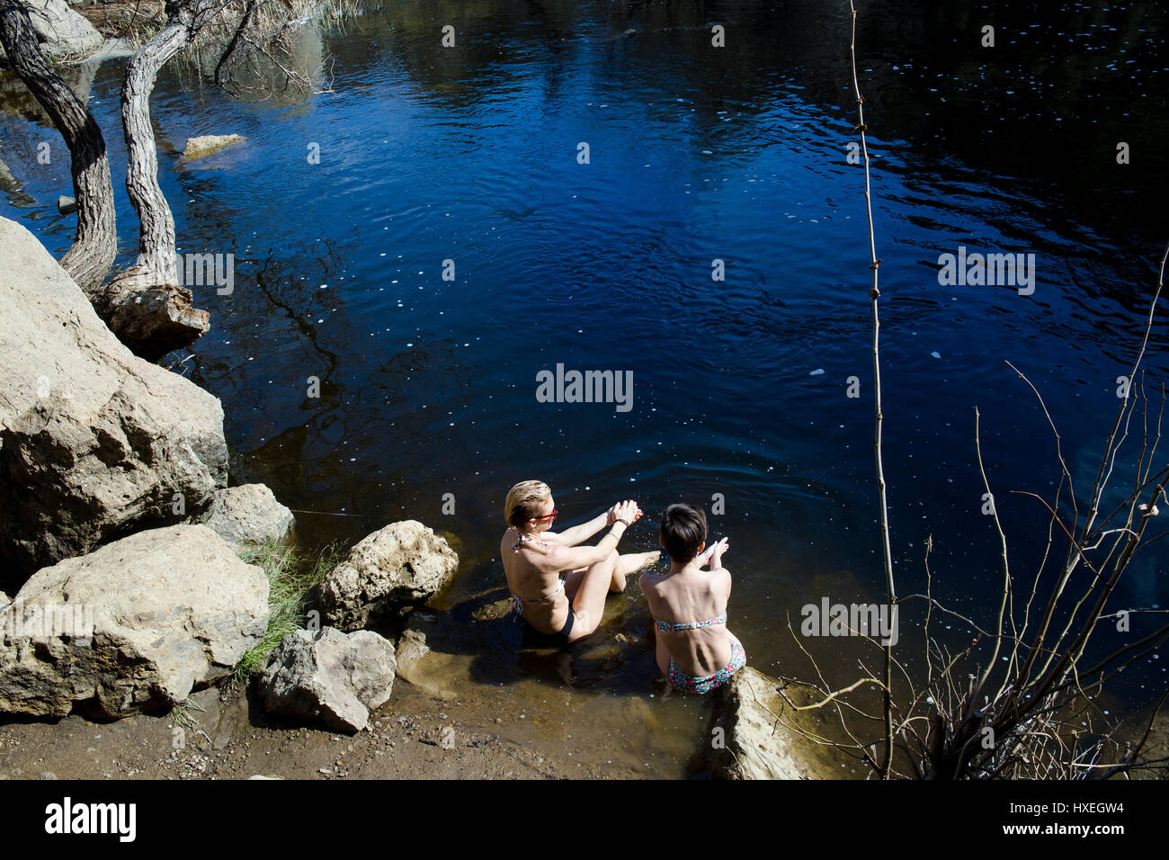 Le ragazze godono di un centro termale all'aperto giorno insieme a sorgenti naturali. Foto Stock