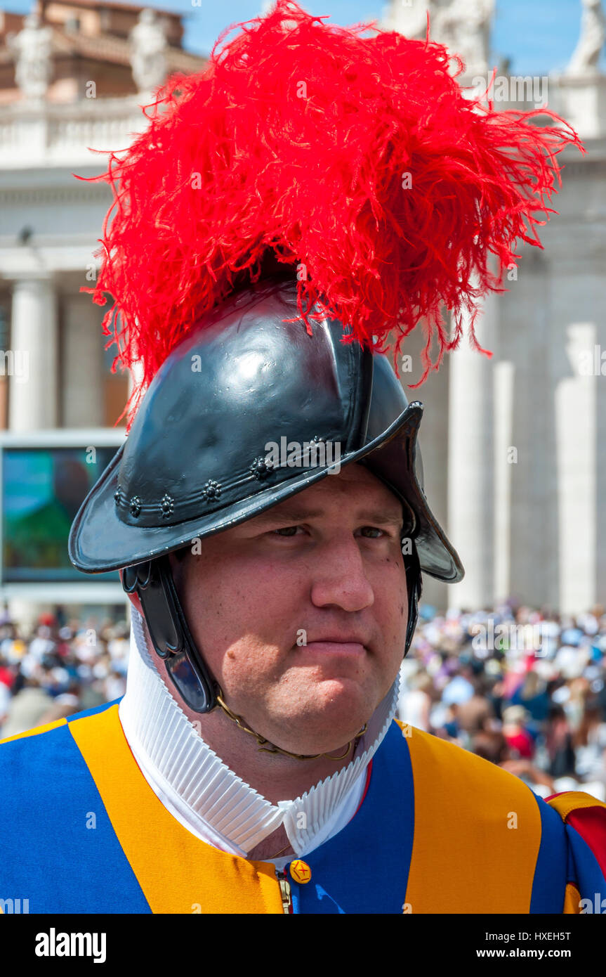 Una guardia svizzera in piedi in Piazza San Pietro durante un udienza papale. Foto Stock