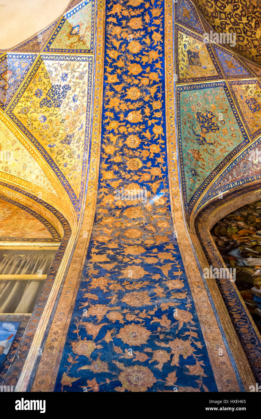 Detilas della sala principale nel Palazzo delle quaranta colonne (Chehel Sotoun) in Isfahan, capitale della provincia di Isfahan in Iran Foto Stock