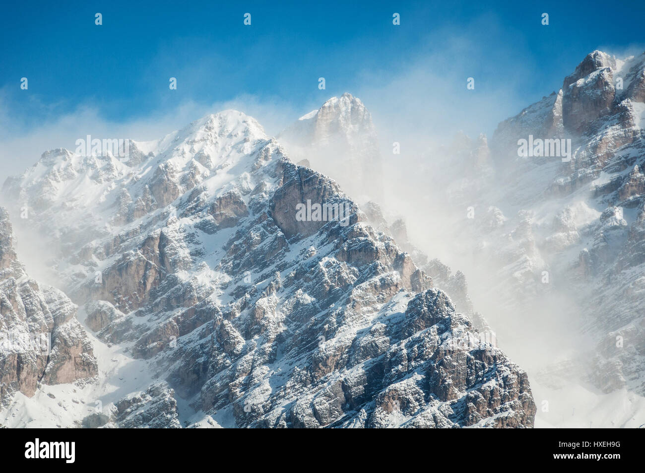 Un forte vento invernale soffia nelle alpi italiane. Foto Stock