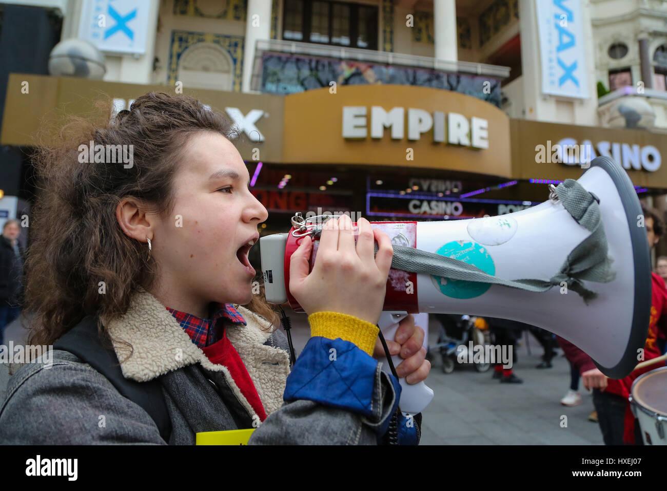 Cinema Empire Picturehouse lavoratori a piedi in sciopero e stadio a protestare con il cinema i lavoratori e i loro sostenitori nel quadrato di Leicester, alla domanda sono tutti pagato il vivere a Londra salariale. Dotato di: atmosfera dove: Londra, Regno Unito quando: 25 Feb 2 Foto Stock