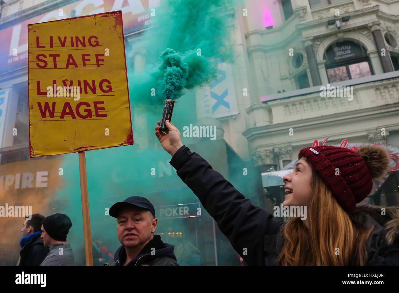 Cinema Empire Picturehouse lavoratori a piedi in sciopero e stadio a protestare con il cinema i lavoratori e i loro sostenitori nel quadrato di Leicester, alla domanda sono tutti pagato il vivere a Londra salariale. Dotato di: atmosfera dove: Londra, Regno Unito quando: 25 Feb 2 Foto Stock