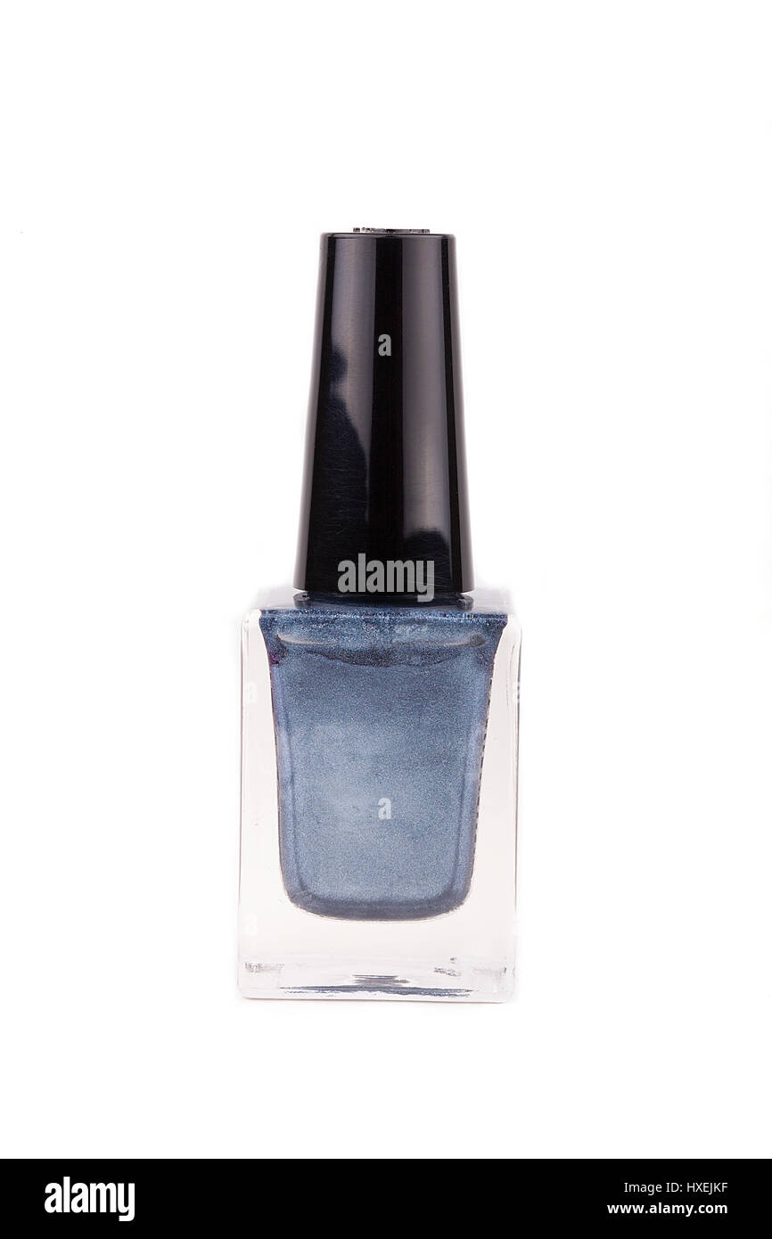 Bottiglia di lucido metallico blu smalto per unghie isolati su sfondo bianco. Foto Stock