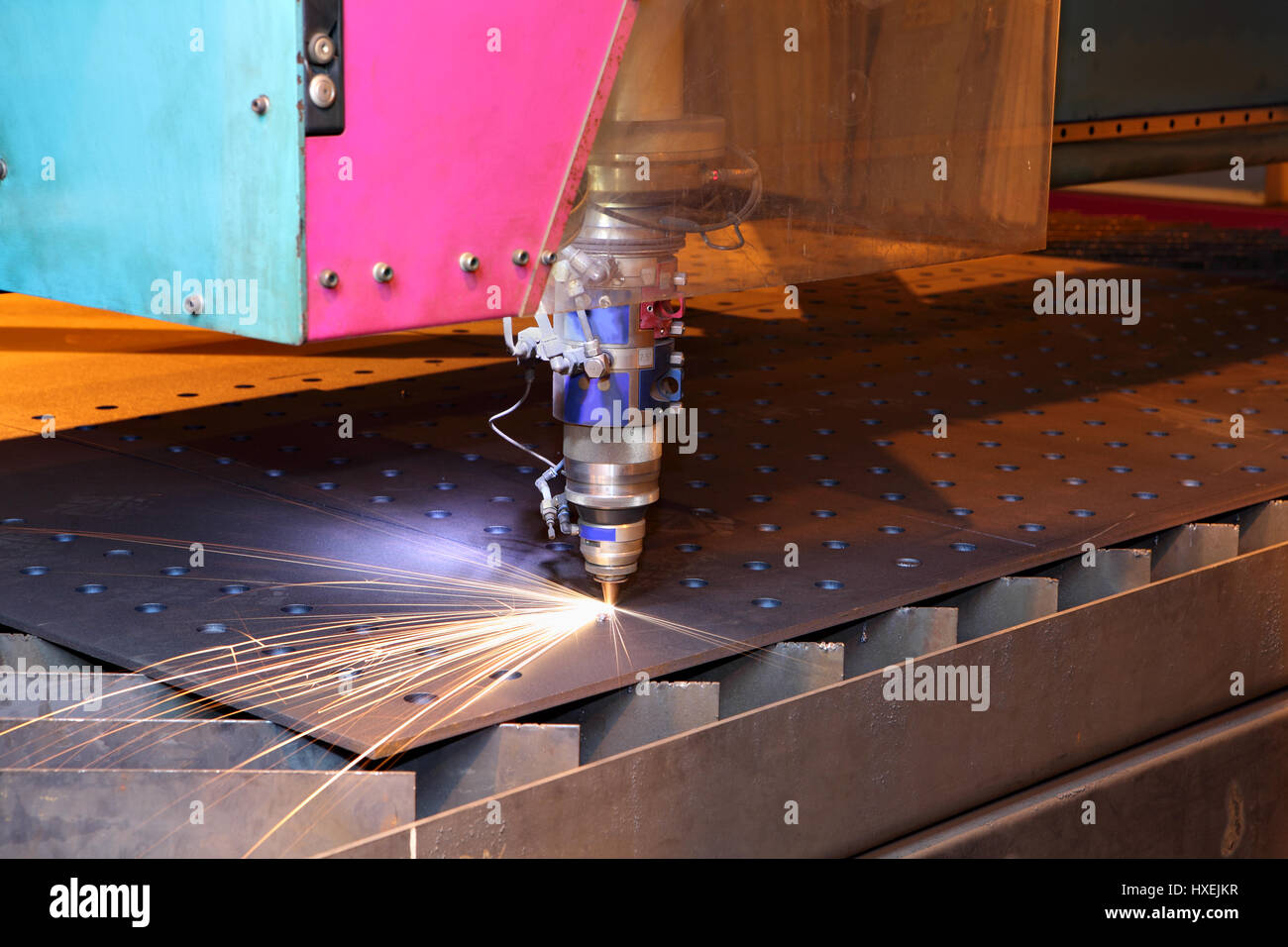 Il taglio laser installazione, comandato da CNC macchina concept, Laser testine di taglio per il taglio in verticale di fogli di metallo. Foto Stock