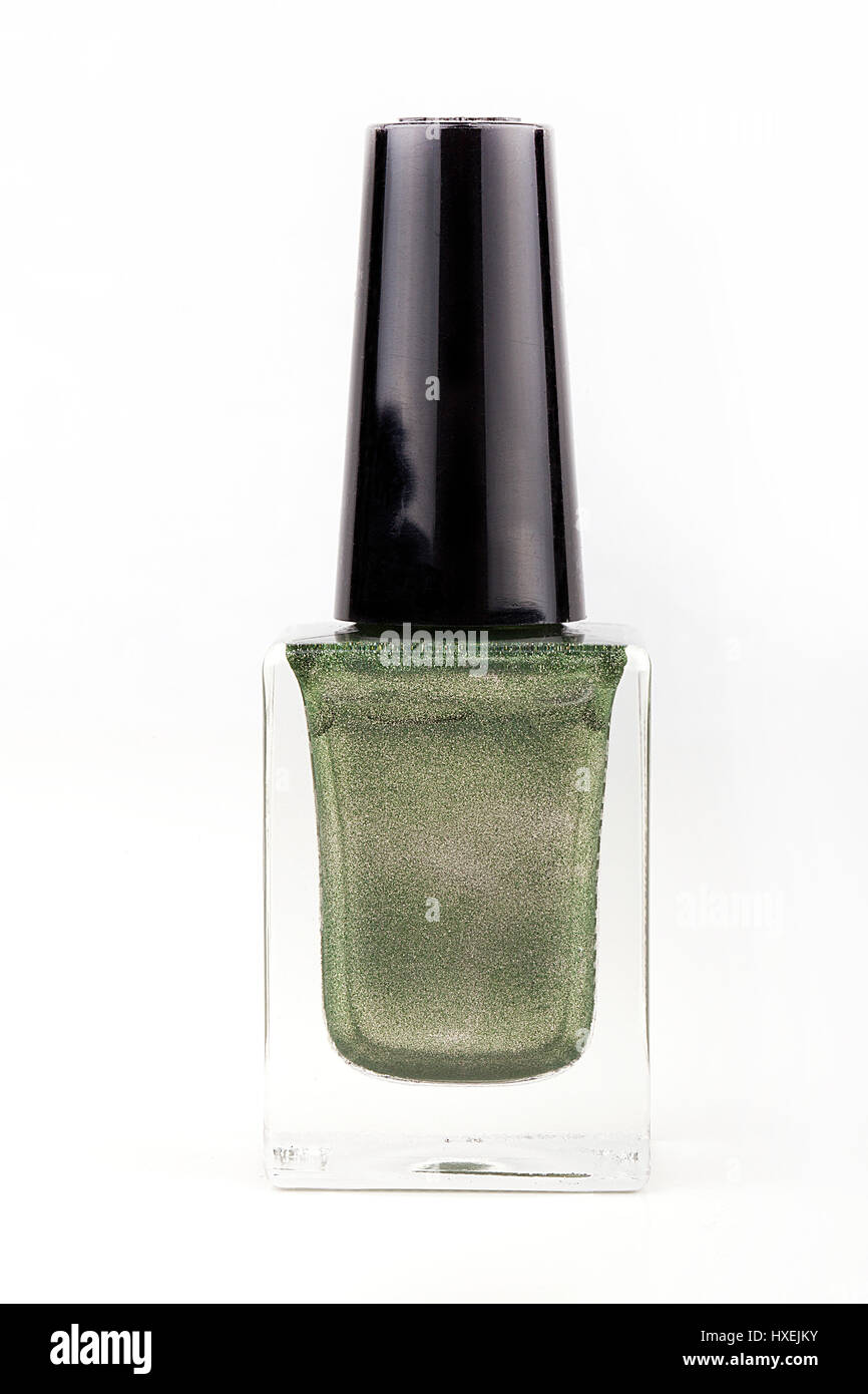 Bottiglia di lucido verde metallizzato per unghie isolati su sfondo bianco. Foto Stock